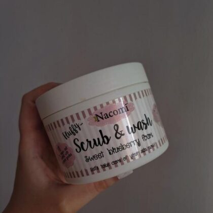 Nacomi scrub & wash - sweet blueberry - piling i pena za kupanje